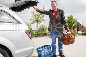 Man lifts Basket water tank in the car