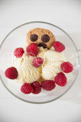 Vanilleeis mit Cookies und Himbeeren