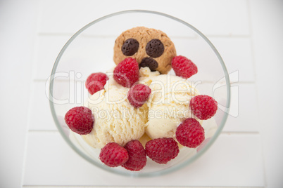 Vanilleeis mit Cookies und Himbeeren