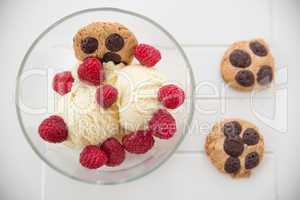 Vanilleeis mit Cookies und Himbeeren