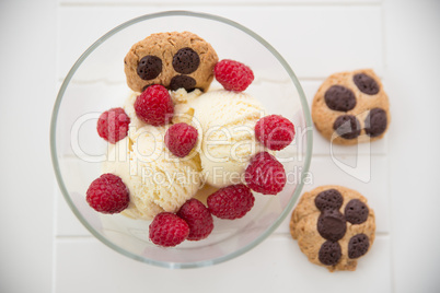 Vanilleeis mit Cookies und Himbeeren