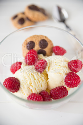 Vanilleeis mit Cookies und Himbeeren