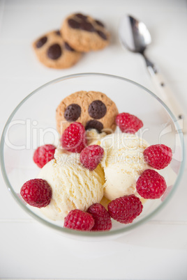 Vanilleeis mit Cookies und Himbeeren