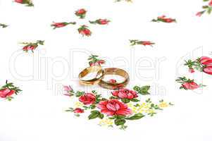 Arrangement with wedding rings