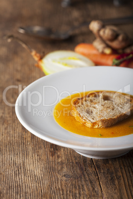 Karottensuppe in einem weißen Teller