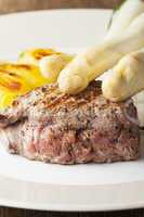 saftiges Steak vom Grill mit Spargel