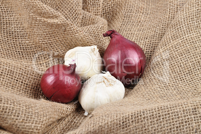 Zwiebeln und Knoblauch auf Jute