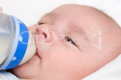 Baby trinkt Milch aus Flasche