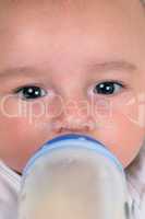 Baby trinkt Milch aus Fläschchen