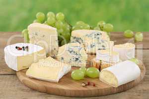 Käseplatte mit Käse wie Camembert, Weichkäse und Brie