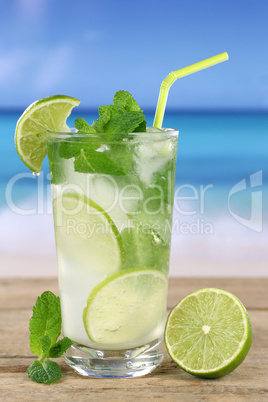 Mojito oder Caipirinha Cocktail am Strand im Urlaub