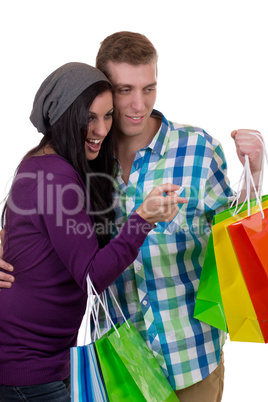 Junges Pärchen suchen etwas beim Shopping