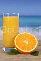 Frischer Orangensaft und Orangen am Strand