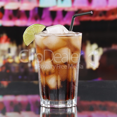 Cola Getränk oder Cuba Libre Cocktail in Bar