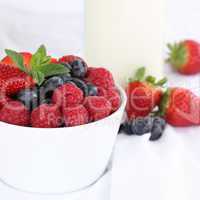 Beeren Früchte wie Erdbeeren zum Frühstück