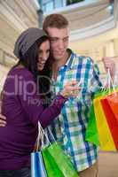 Junges Pärchen suchen etwas beim Einkaufen in einer Shopping Ma