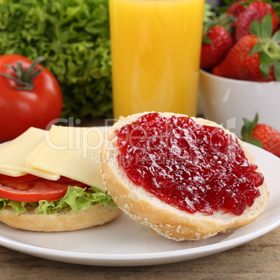 Gesundes Frühstück mit belegten Brötchen und Orangensaft