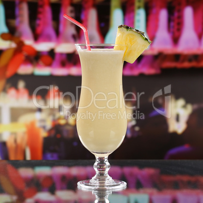 Pina Colada Cocktail in einer Bar auf dem Tresen