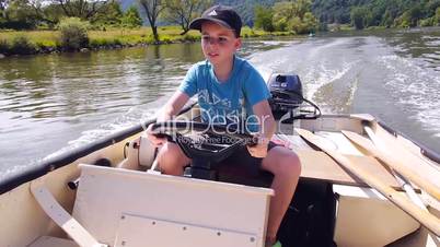 Junge faehrt Motorboot
