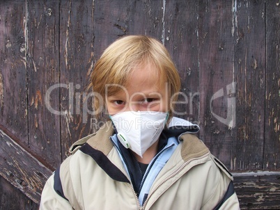 Kind mit Mundschutz