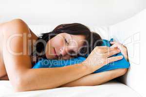 Frau schläft auf blauem Kissen