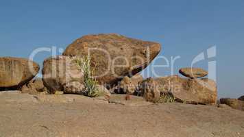 Balancing boulder