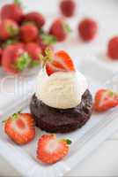 Schokoladenbrownie mit Vanilleeis und Erdbeeren