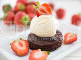 Schokoladenbrownie mit Vanilleeis und Erdbeeren