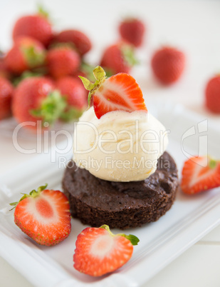 Schokoladenbrownie mit Vanilleeis und Erdbeeren