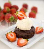 Schokoladenbrownie mit Vanilleeis und Erdbeeren