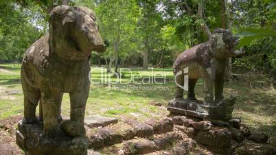 Elefants in Angkor temple slider timelapse