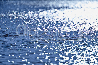 Wasser im Gegenlicht