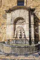 Brunnen am historischen Rathaus in Narbonne Frankreich