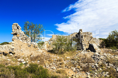Zerfallene Steinhäuser in den Hügeln um Gruissan