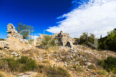 Zerfallene Steinhäuser in den Hügeln um Gruissan