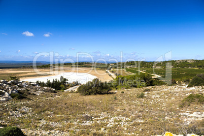 Landschaft mit trockenen Salzbecken bei Gruissan