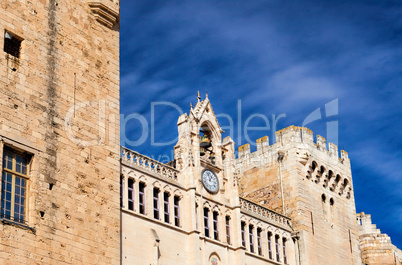 Rathaus mit Uhr der Statdt Narbonne in Südfrankreich