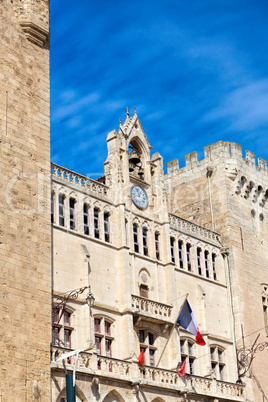 Rathaus mit Uhr der Statdt Narbonne in Südfrankreich