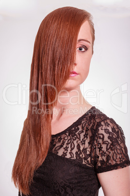Frau mit kastanienfarbige lange Haare