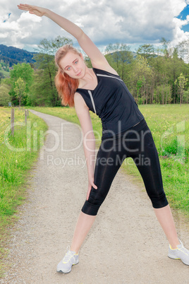 Frau macht eine Gymnastikübung, zur Seite strecken