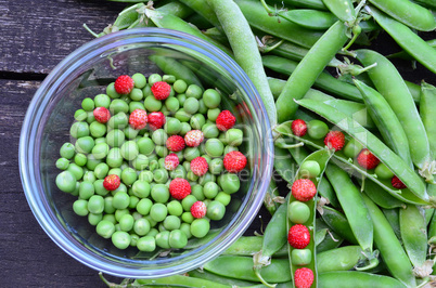 Shelled peas and wild strawberries