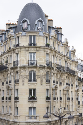 Fassade eines traditionellen Wohngebäudes in Paris, Frankreich