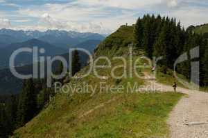 Brauneck, Wanderweg, Wanderung, Gebirge, Berg, Bergkette, Alpen, Oberbayern, Bayern, panorama, bergwandern, wandern, bergblick, berge, Gebirgskette, tourismus, beliebt, aussicht, Schotter, Mann, Frau, Wanderer, Gruppe, Touristen, Personen, Menschen, Sport