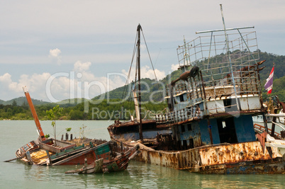 Phuket, Hafen, Rost, Wrack, Wracks, Schrott, untergegangen, abgesoffen, kaputt, Bergblick, aussicht, Panorama, bucht, Lagune, Küste, Ufer, Yachthafen,  Insel, Hügel, Boot, boote, Thailand, Motorboot, Motorboote, Asien, Wasser, Transportmittel, thai, tradi