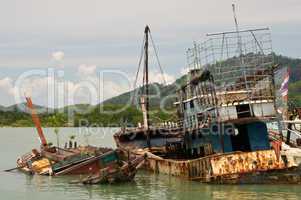 Phuket, Hafen, Rost, Wrack, Wracks, Schrott, untergegangen, abgesoffen, kaputt, Bergblick, aussicht, Panorama, bucht, Lagune, Küste, Ufer, Yachthafen,  Insel, Hügel, Boot, boote, Thailand, Motorboot, Motorboote, Asien, Wasser, Transportmittel, thai, tradi