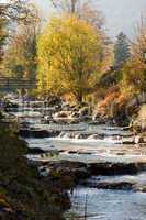 Fluss, Flussbett, Zufluss, Treppen, Hang, eng, klein, Bach, Bächlein, Tegernsee, Herbst, Steine, Felsen, seicht, Haus,