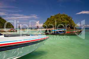 Bucht, tauchen, Korallen, Riff, Tauchgebiet, Lagune, Krabi, Ao Nang, Insel, Strand, sandstrand, Berg, Hügel, Himmel, blau, Liegeplatz, Liegeplätze, Boot, Boote, Motorboote, Motorboot, long tail boat, Idylle, idyllisch, longtailboat, longtailboot, Anker, T