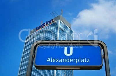 Berlin Alexanderplatz mit Hochhaus und U-Bahnschild