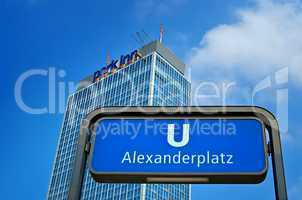 Berlin Alexanderplatz mit Hochhaus und U-Bahnschild