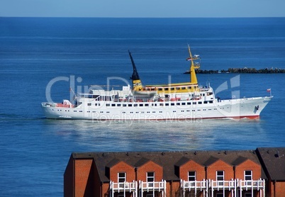 Ein Schiff läuft in den Hafen von Helgoland ein